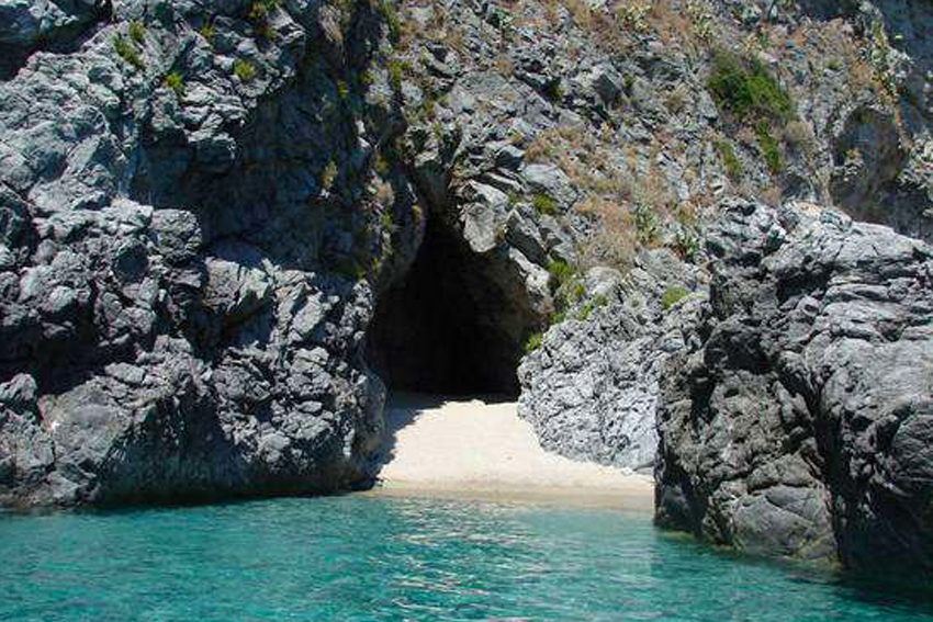La Grotta di San Gregorio, denominata in questo modo per la leggienda che la avvolge, la quale narra che tra il VII e l' VIII secolo d.C. il mare trasportò all' interno della grotta una bara di piombo, al cui interno si trovavano le reliquie di San Gregorio, divenuto poi Protettore del paese